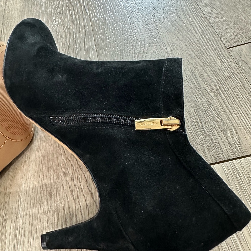 Vince Camuto Vecka Black Suede Heeled Bootie Size 9.5 M - Picture 8 of 14